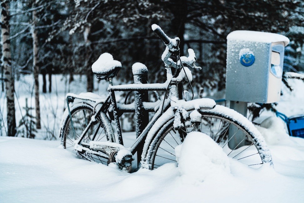 Polkupyörä lumihangessa